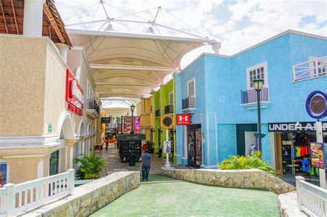 outdoor shopping in cancun.